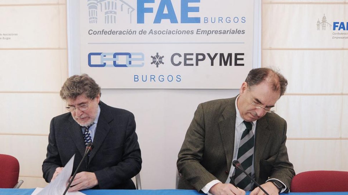 Luis Mayoral y Miguel Ángel Benavente firman el convenio.-ISRAEL L. MURILLO