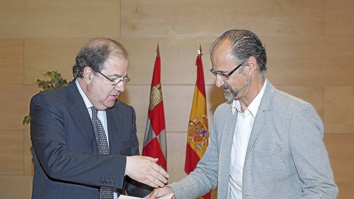 Juan Vicente Herrera y Luis Fuentes se intercambian documentos antes de estrechar las manos.-E.C. Castillo.