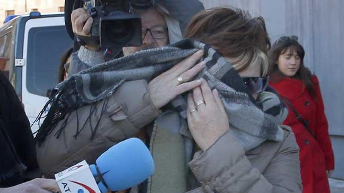 La madre de la niña arandina a la salida de los juzgados tras prestar declaración rodeada de periodistas.-JAVIER BARBANCHO