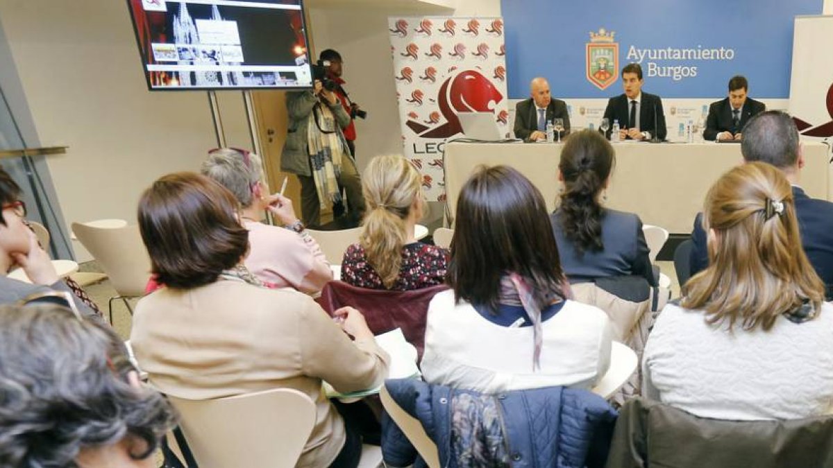 El exconcejal Ibáñez (centro) presentó a los representantes de agencias de viajes la oferta de vuelos estivales de León Air junto a Santos Álvarez (dcha).-RAÚL G. OCHOA