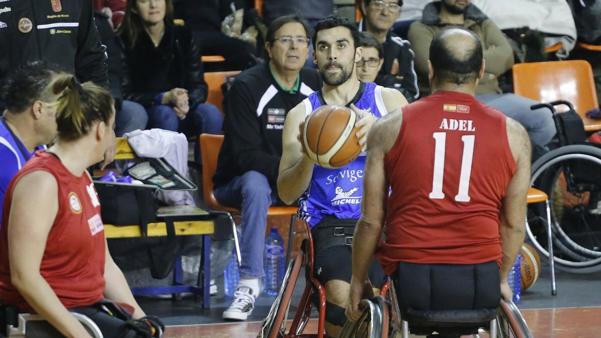 Piti busca una opción de lanzamiento en un partido de la pasada campaña. SANTI OTERO