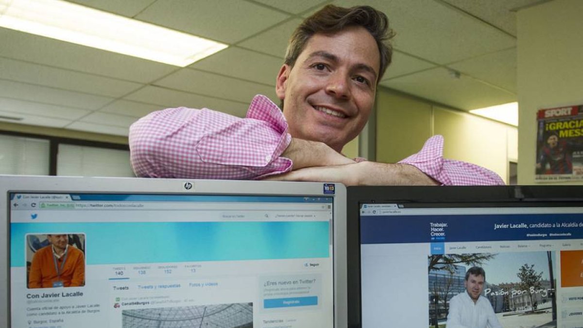 César Barriada con el perfil y la web del candidato Javier Lacalle.-SANTI OTERO
