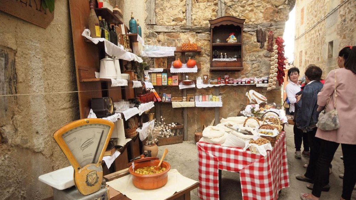 Los vecinos ambientan y decoran la localidad cada año haciendo de ella un atractivo más que sumar a la calidad de su manzana.-G. G.