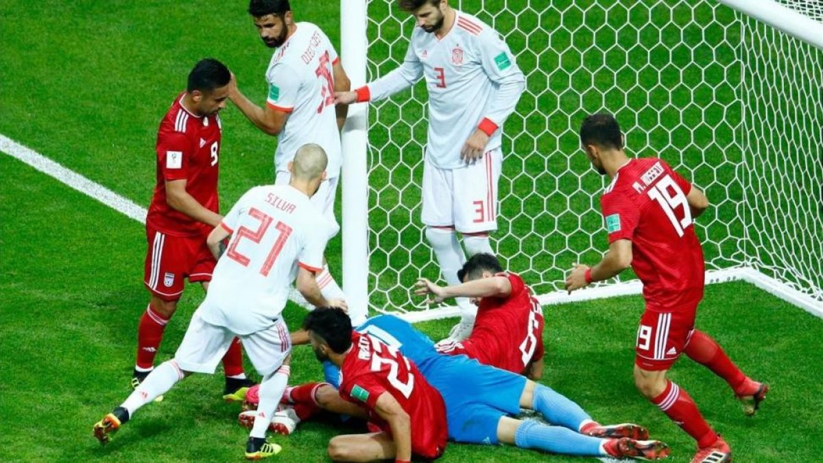 Barullo bajo la portería iraní. Los jugadores persas tenían cariño por el césped-BENJAMIN CREMEL