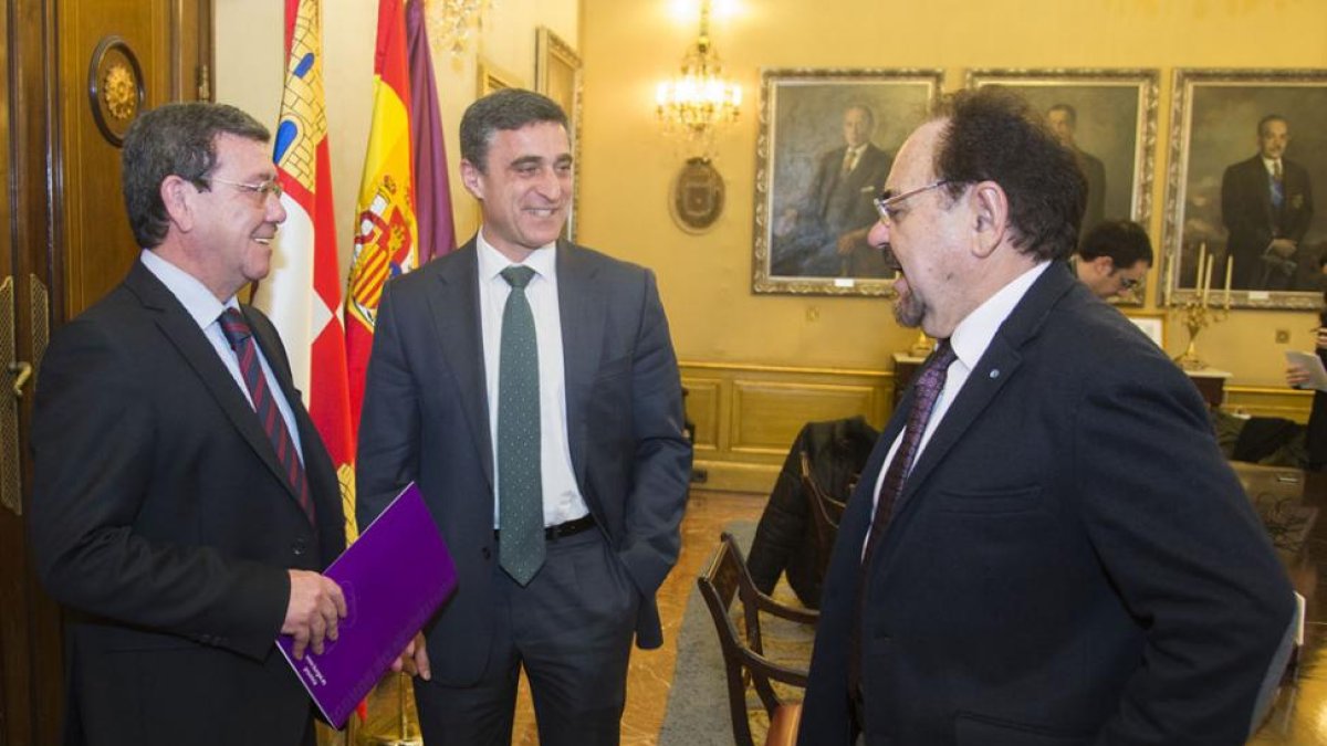 (De izq. a dch.) César Rico con Rafael Barbero y Ángel Guerra.-ECB