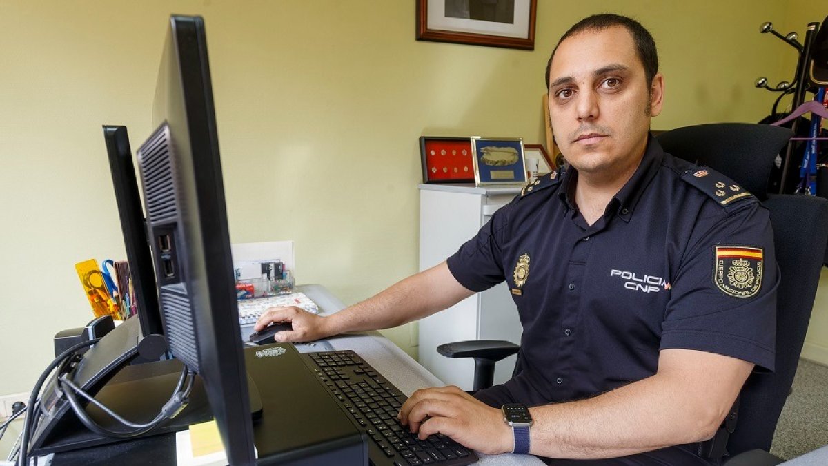 Antonio Salguero, jefe del Grupo de Delitos Informáticos de la Policía Nacional de Burgos. SANTI OTERO