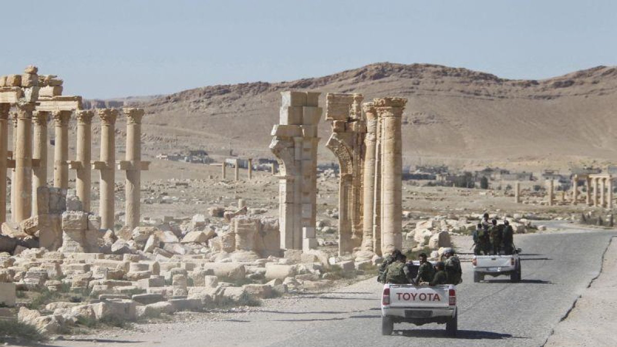 Soldados sirios circulan entre las ruinas de Palmira tras expulsar a los yihadistas del Estado Islámico.,-OMAR SANADIKI / REUTERS