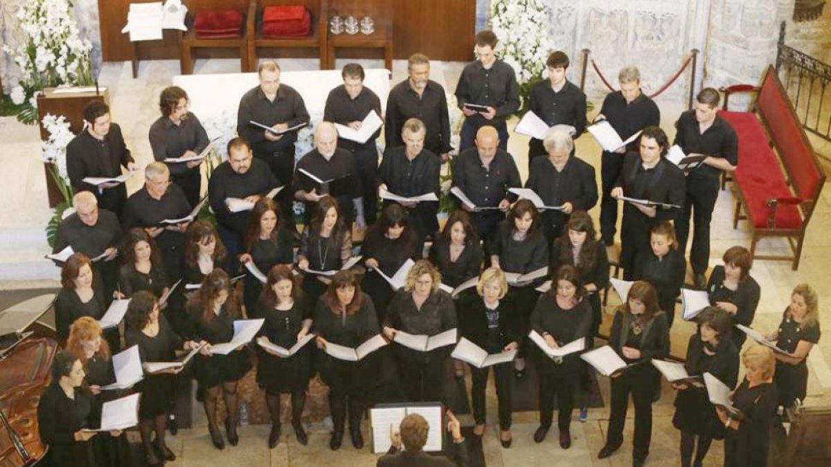 El Coro Universitario inició esta nueva etapa en el año 2009 a las órdenes de Rodrigo Calzada.-RAÚL G. OCHOA