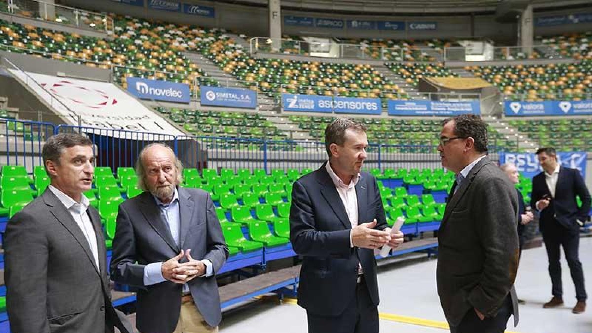 Lacalle, ayer, en el Coliseum charla con uno de los responsables del CB Miraflores.-RAÚL G. OCHOA