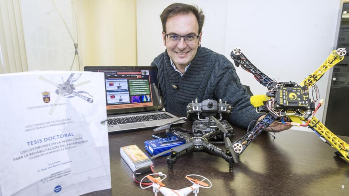 Raúl del Barrio, con varios aparatos y con la tesis recientemente presentada.-ISRAEL L. MURILLO