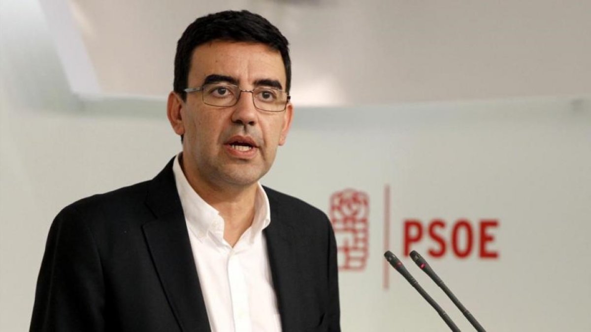 El portavoz de la gestora del PSOE, Mario Jiménez, en la sede del partido.-EFE