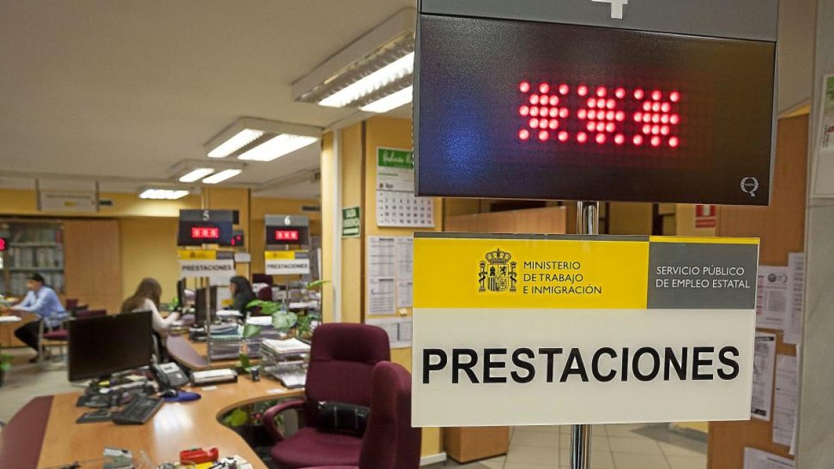 Mesas destinadas a la solicitud de prestaciones en una oficina del Ecyl de Valladolid.-PHOTOGENIC
