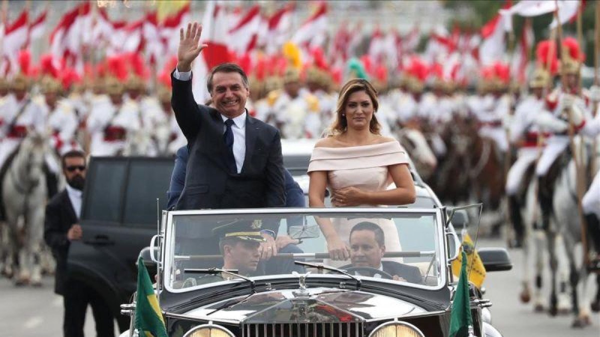 Bolsonaro y su esposa se dirigen al Parlamento de Brasil.-REUTERS / RICARDO MORAES