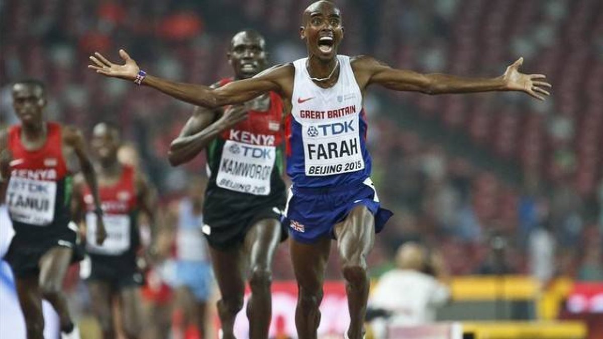 Mo Farah celebra su victoria en el 10.000.-Foto: REUTERS / LUCY NICHOLSON