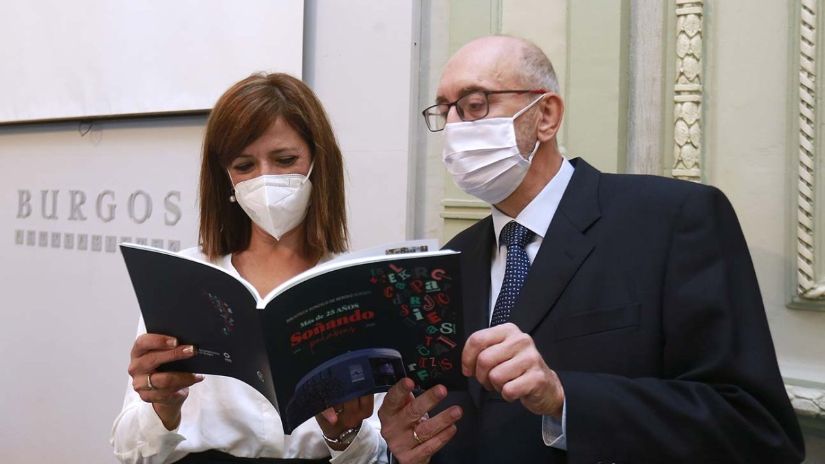 La presidenta del IMCyT, Nuria Barrio, y el director de la biblioteca Gonzalo de Berceo, Rafael Ibáñez, con el libro que conmemora el 25 aniversario de esta dotación cultural. RAÚL G. OCHOA