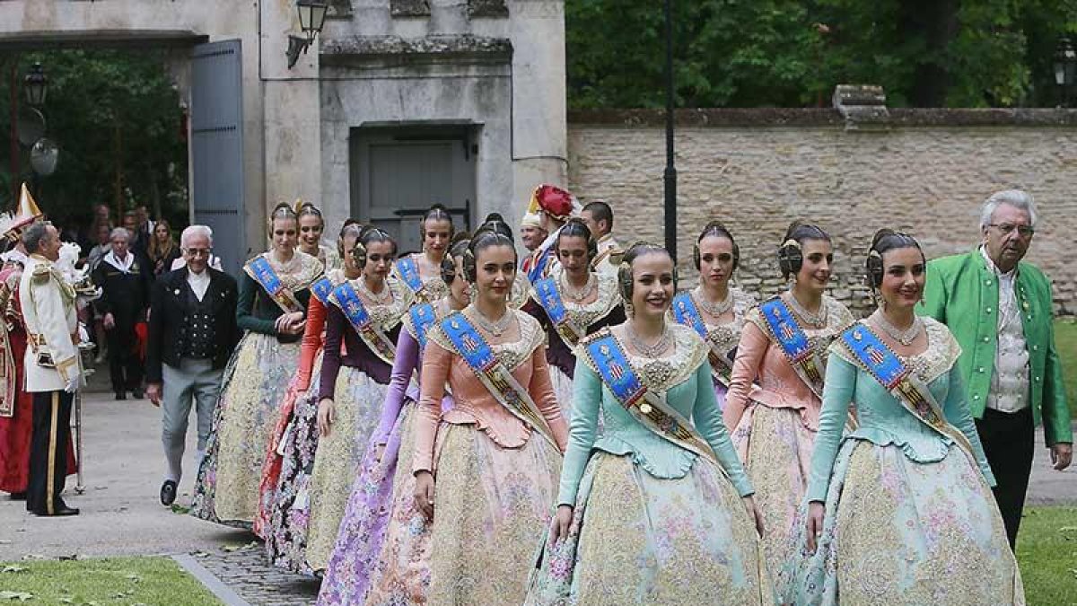 Llegada de la corte de las falleras valencianas.-RAÚL G. OCHOA
