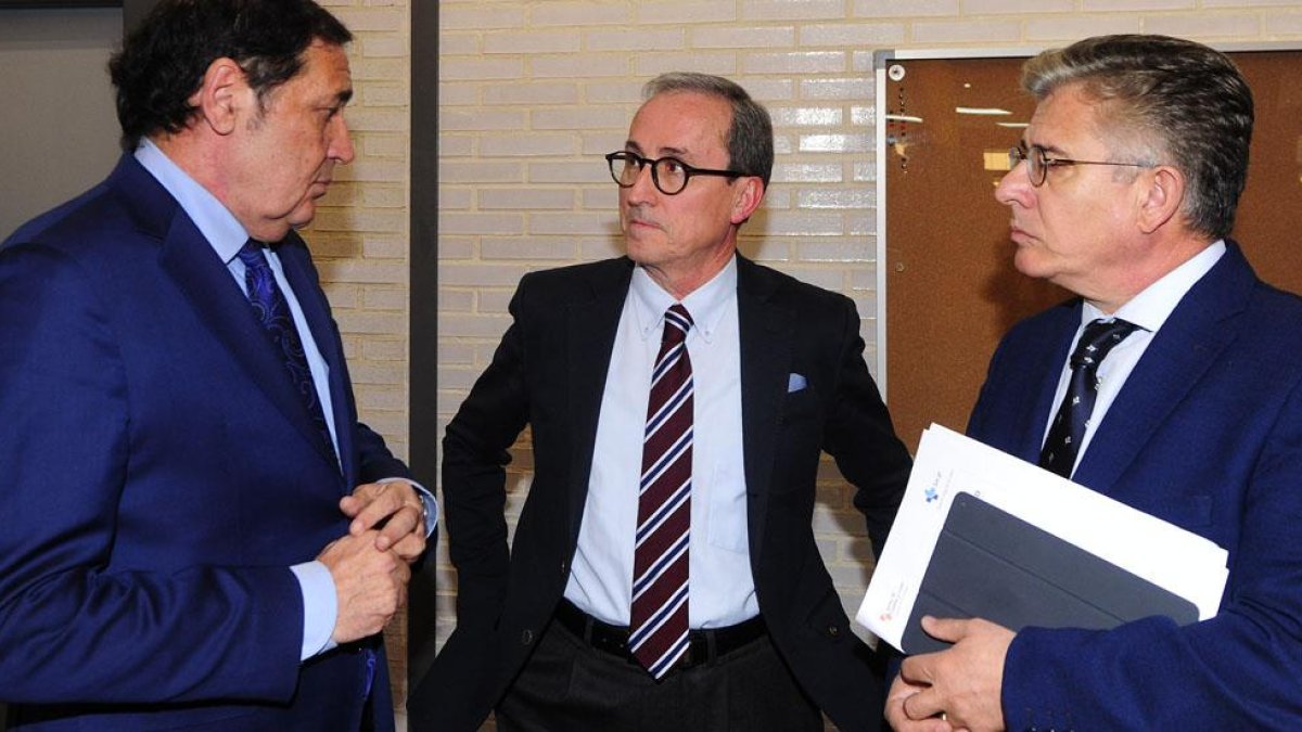 El consejero de Sanidad, Antonio María Sáez Aguado, con Santiago Rodríguez Merino, nuevo gerente de Primaria, y Rafael López, gerente de Sacyl.-ISRAEL L. MURILLO