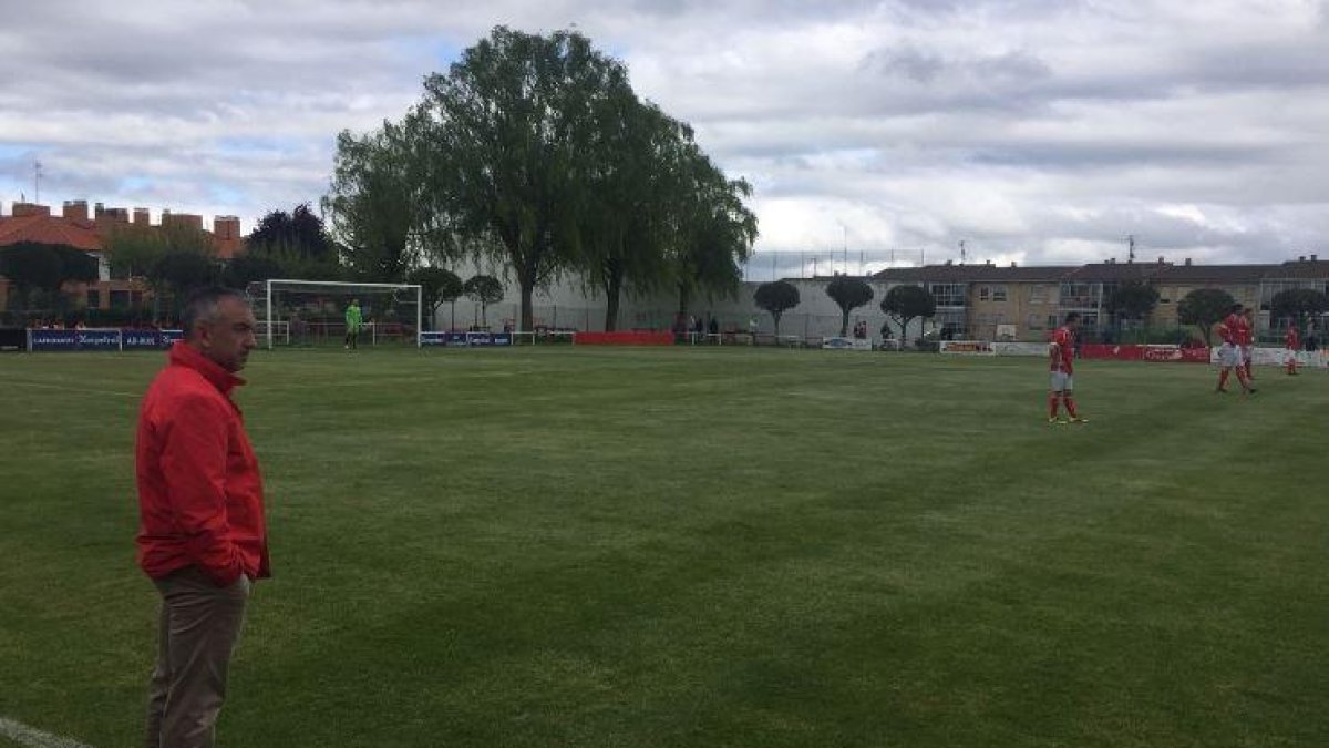 DaniSantos observa con atención un partido disputado en el Municipal de Briviesca.-