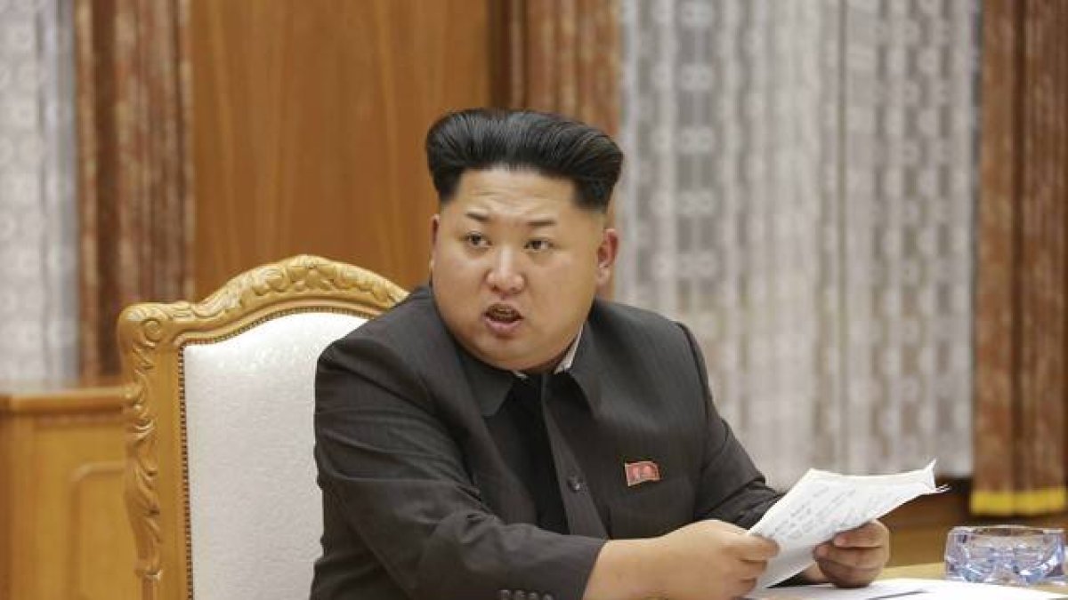 El líder norcoreano Kim Jong Un durante la reunión de emergencia de la Comisión Militar Central de Corea del Norte.-Foto: KCNA / REUTERS