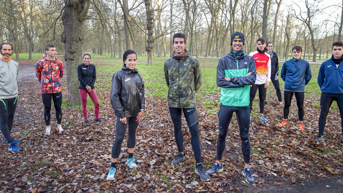 Lidia Campo, Jesús Gómez y Dani Arce (en primer plano), escoltados por varios compañeros del Grupo del Río en los momentos previos a un entrenamiento por las riberas del Arlanzón. ISRAEL L. MURILLO