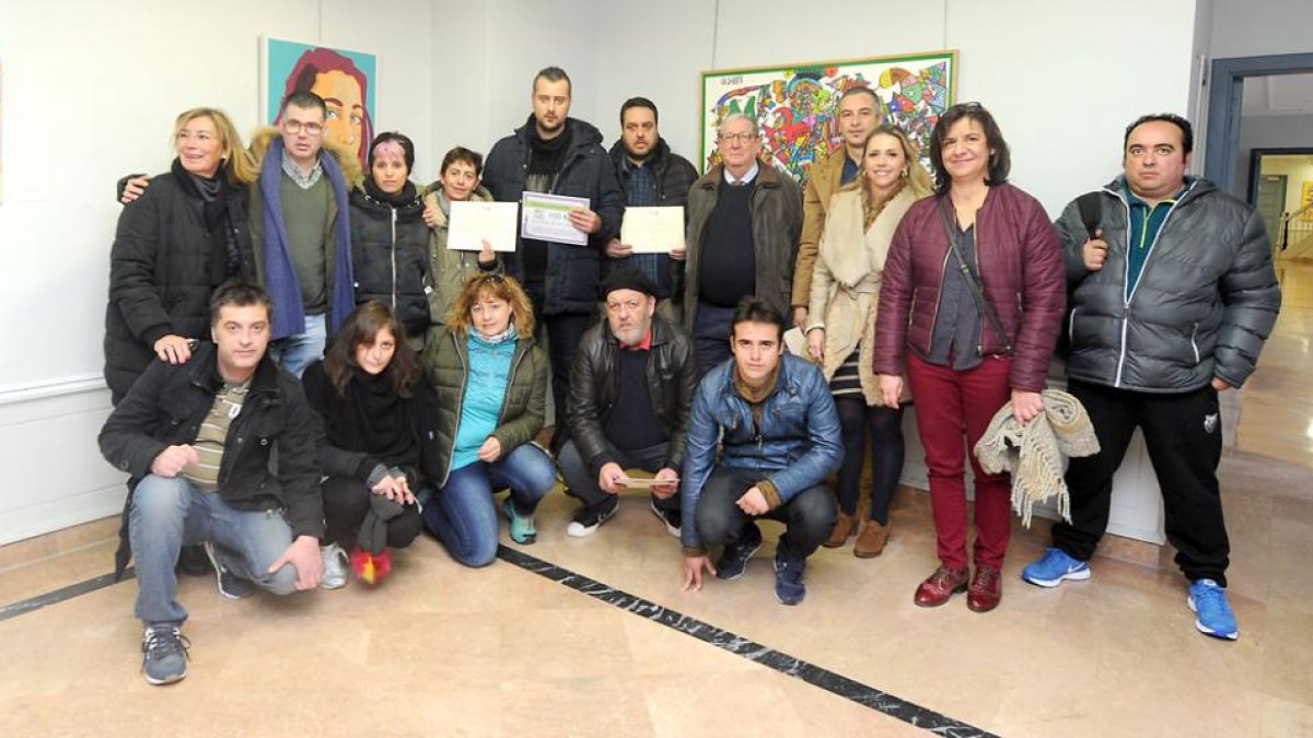 Imagen de los premiados y miembros de la asocaciación.-ISRAEL L. MURILLO