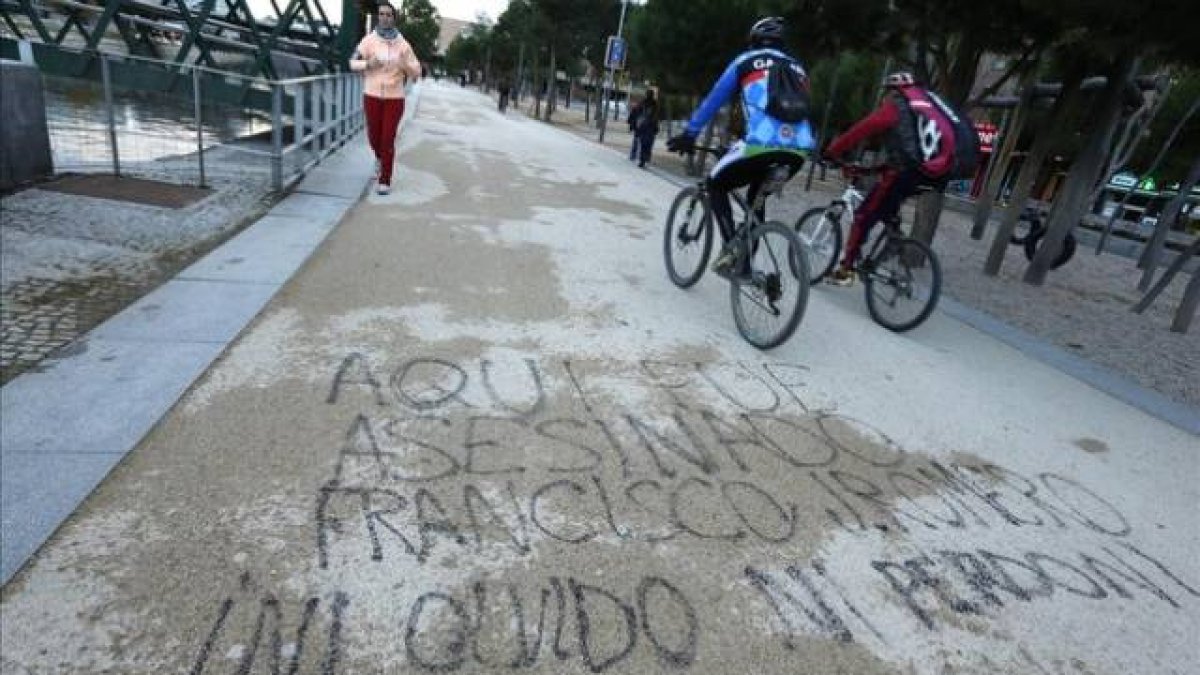 Pintada que apareció en Madrid en el lugar donde fue apaleado el hincha del Deportivo.-Foto: JUAN MANUEL PRATS