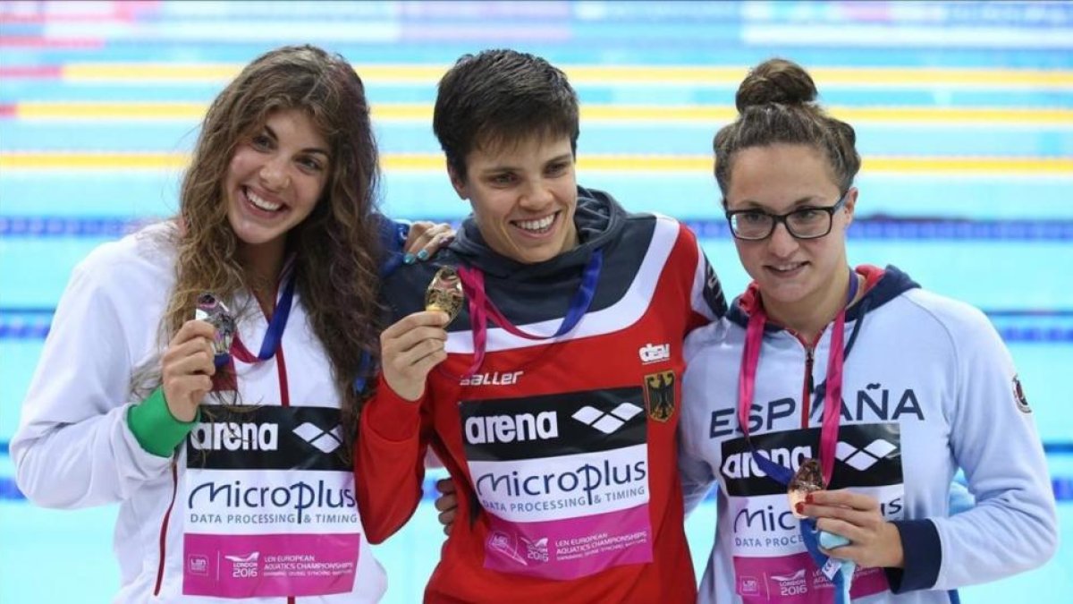 Ignacio, en la derecha, posa con su bronce tras la final de los 200 mariposa-JUSTIN TALLIS / AFP