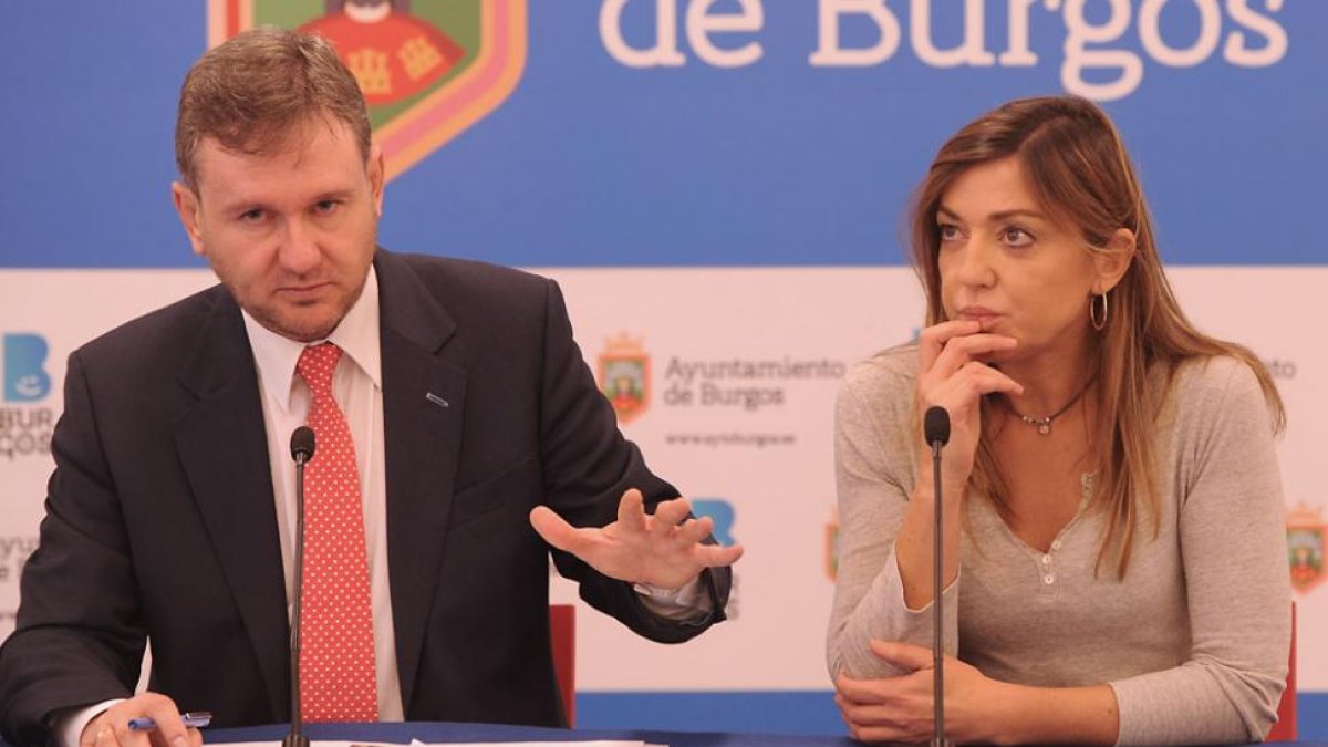 El alcalde, Javier Lacalle, y la concejal de Turismo, Carolina Blasco, presentaron ayer los datos turísticos.-ISRAEL L. MURILLO