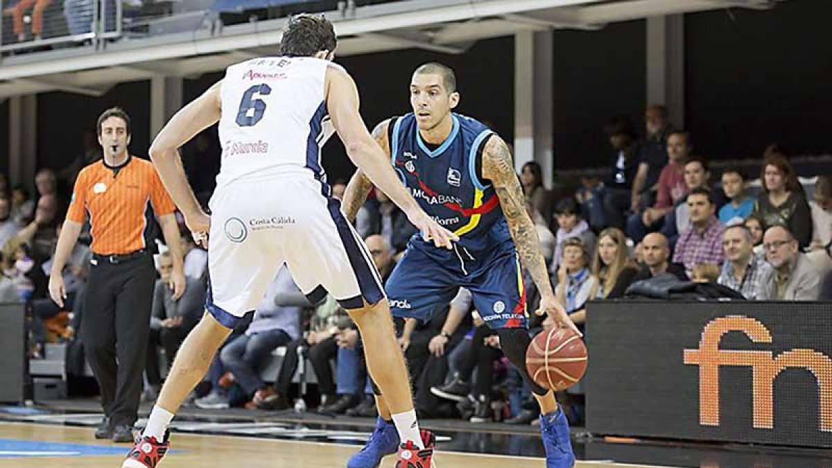 Nacho Martín encara a un rival en un choque con la camiseta del MoraBanc Andorra-ECB
