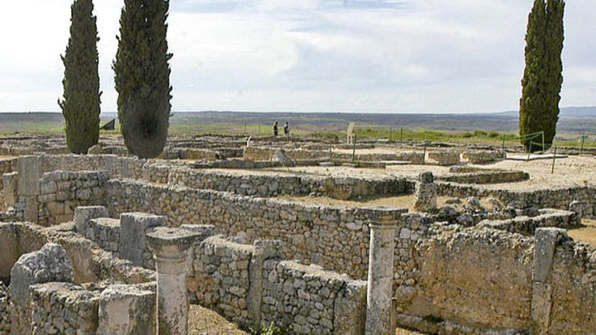 Ruinas de la ciudad romana de Clunia, en Peñalba de Castro. ISRAEL L. MURILLO