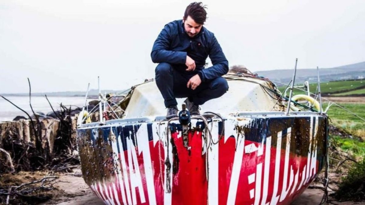 El joven italiano Michele Zambelli, con su velero Illumia, recuperado en las costas de Irlanda.-/ PERIODICO