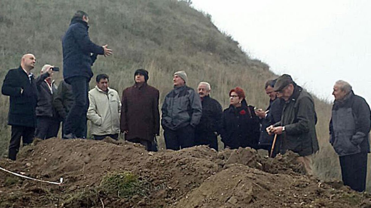 La delegación de la embajada israelí en su visita a las excavaciones en 2014.-ECB