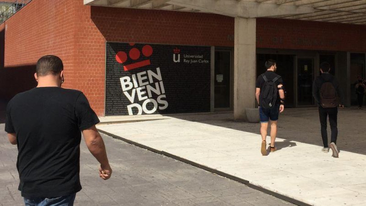 Estudiantes en el campus madrileño de Vicálvaro de la Universidad Rey Juan Carlos.-EL PERIÓDICO
