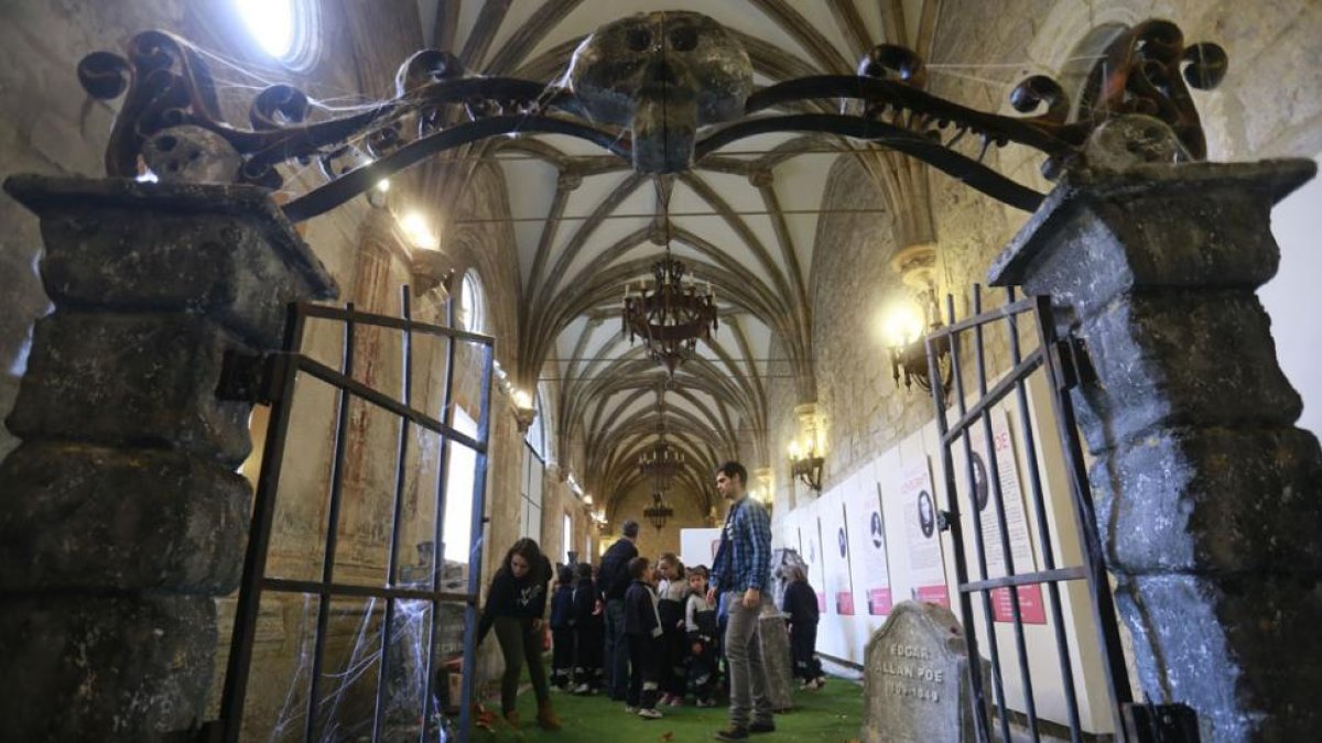 Las puertas del camposanto de escritores ilustres de literatura de terror se abren a los valientes visitantes que ansían cubrir este paseo del terror.-Raúl Ochoa