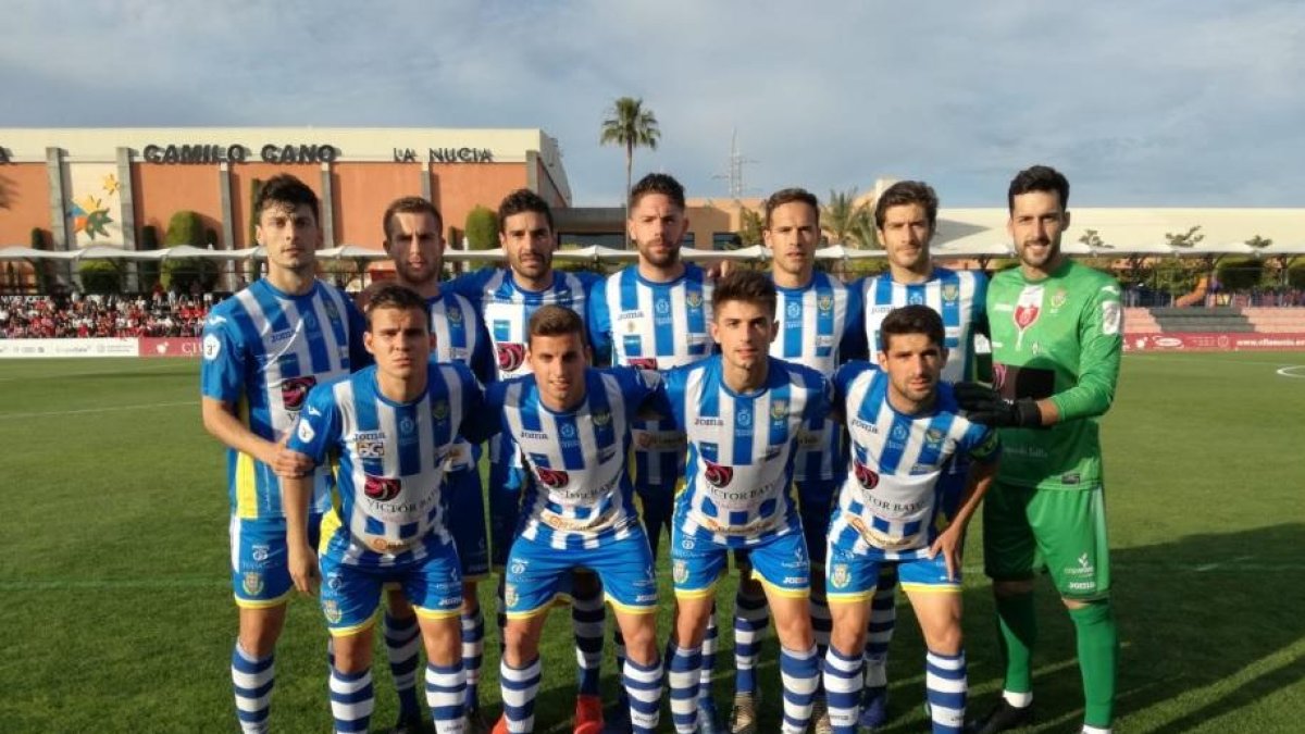 Formación titular de la Arandina en el partido disputado ayer en La Nucía.-TWITTER / @ARANDINACF