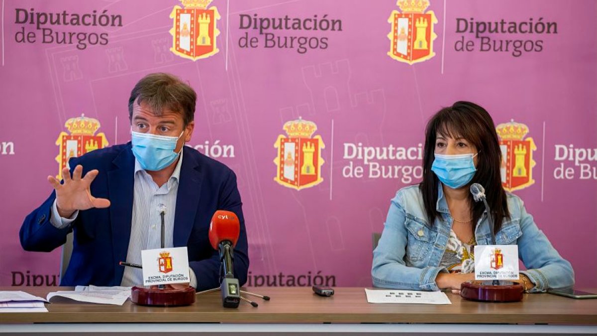 Borja Suárez e Inmaculada Sierra, esta mañana, en rueda de prensa. SANTI OTERO
