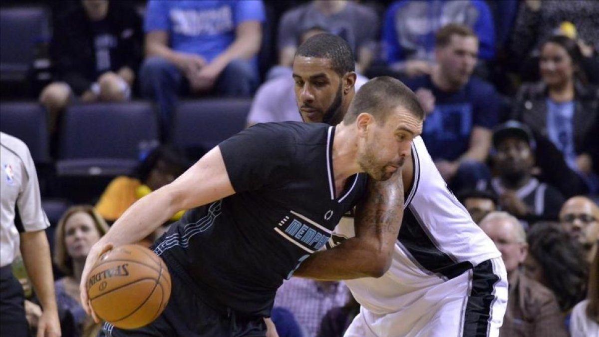 Marc Gasol intenta superar a Aldridge durante el partido en Menfis.-Brandon Dill