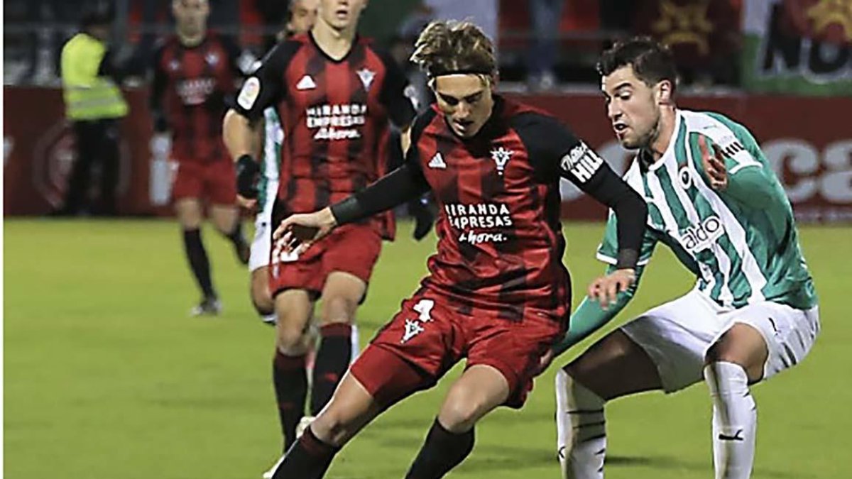 Sergio González, defensa central del CD Mirandés, pugna con un rival en su último partido ante el Racing-LA LIGA