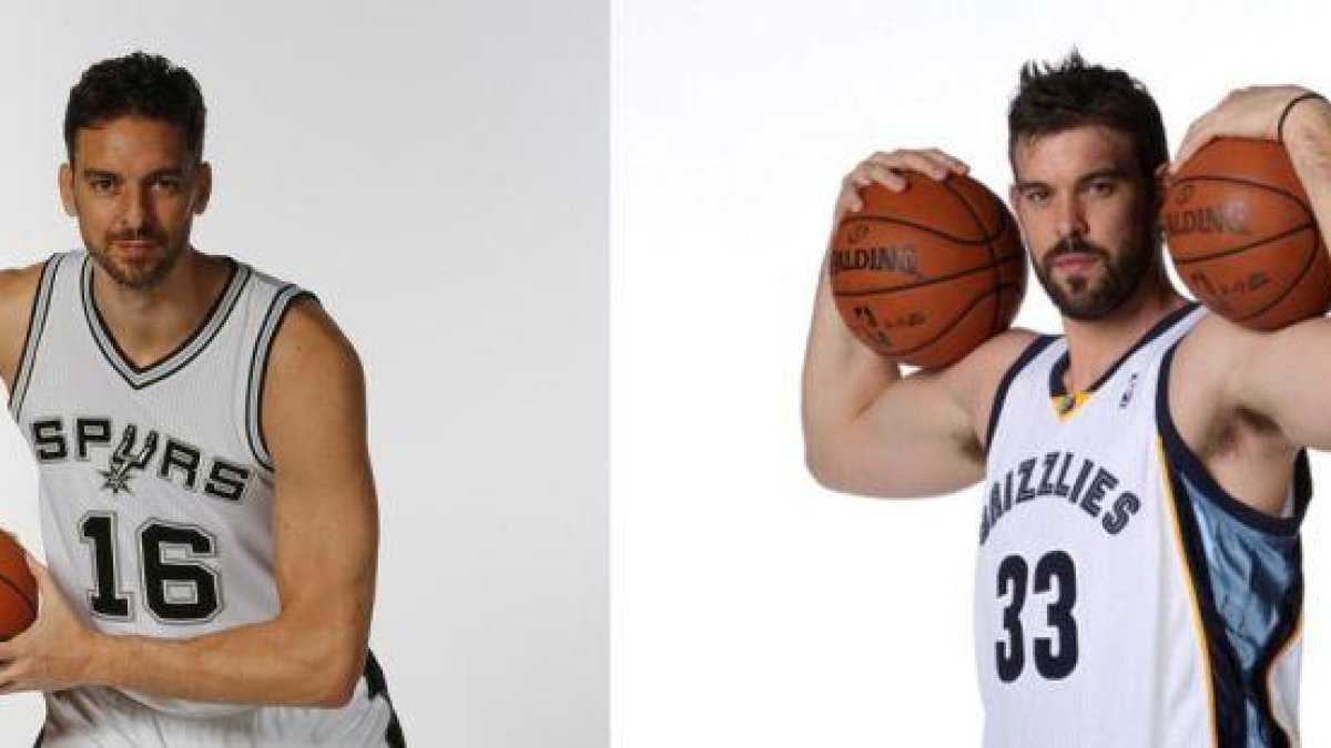Pau Gasol, con la camiseta de su nuevo equipo, los Spurs, y su hermano Marc, un año más con los Grizzlies.-EL PERIÓDICO