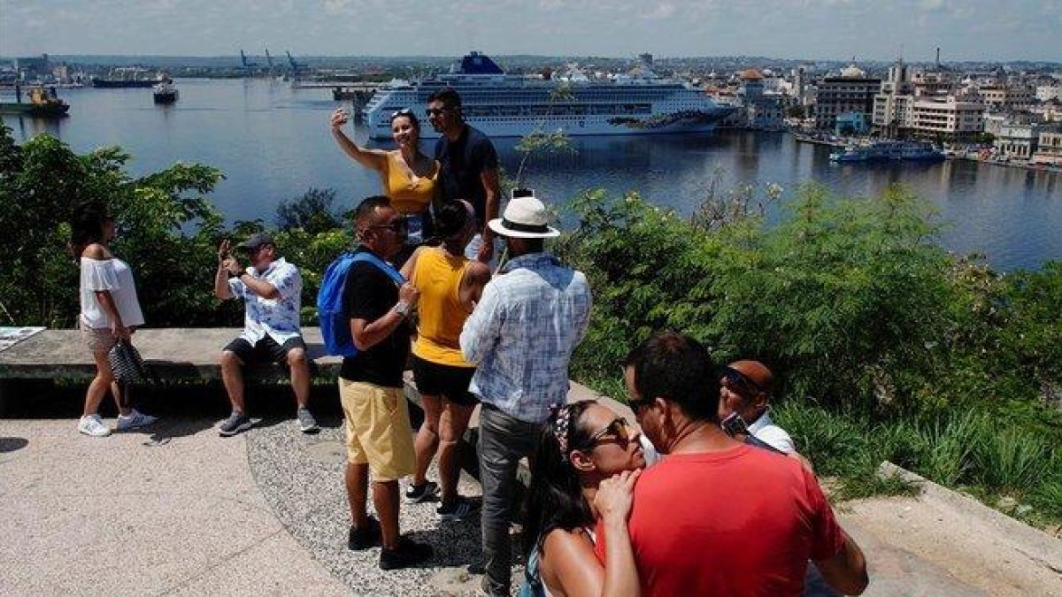 Unos turistas en La Habana.-EL PERIÓDICO