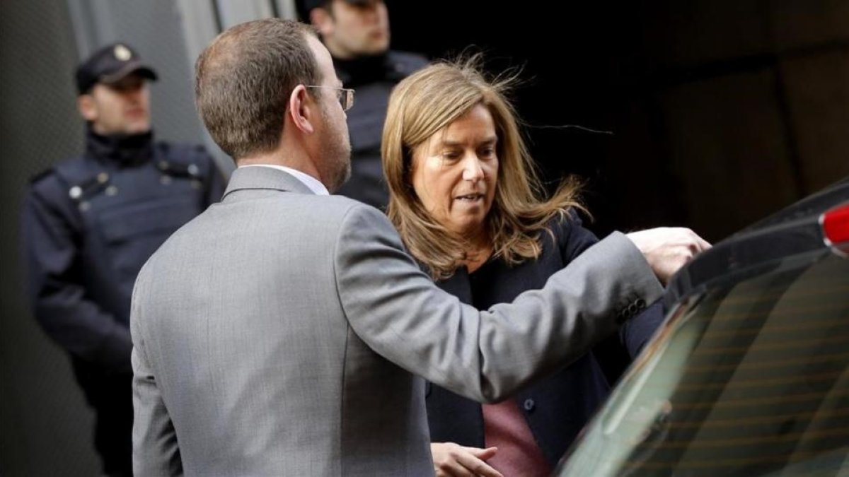 Ana Mato, en marzo del 2015, tras declarar en la fase de instrucción del 'caso Gürtel'.-JOSÉ LUIS ROCA