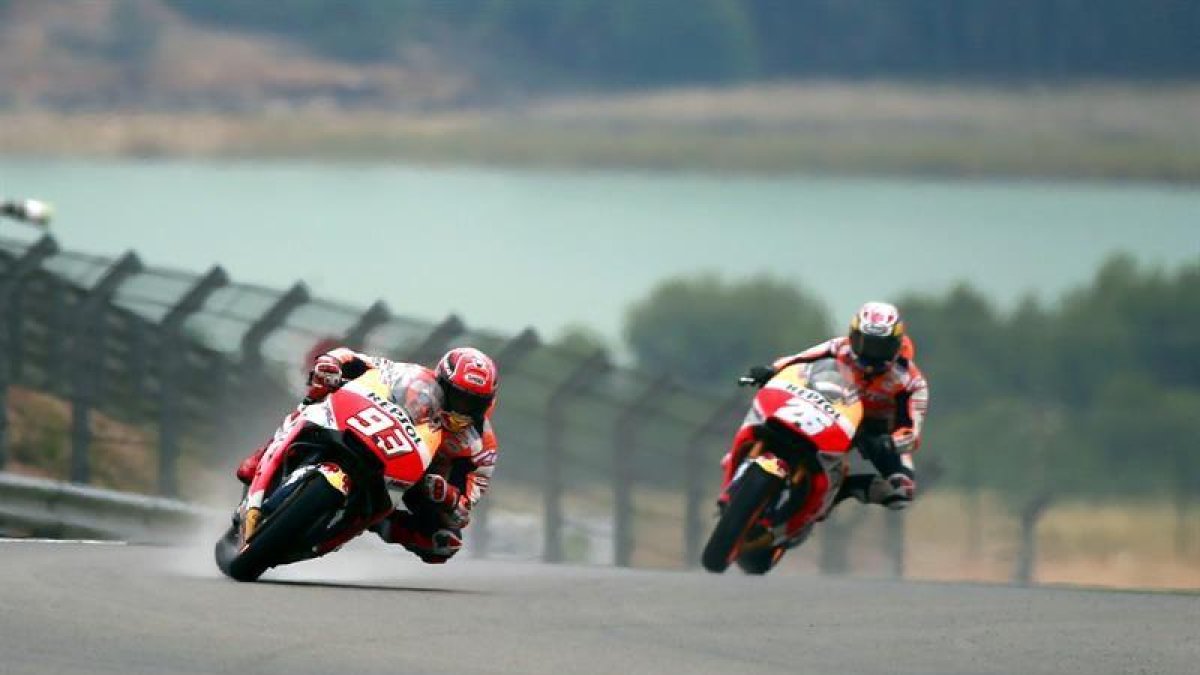 Los pilotos españoles Marc Márquez (i) y Dani Pedrosa (d) ambos del Repsol Honda Team-EFE / JAVIER CEBOLLADA