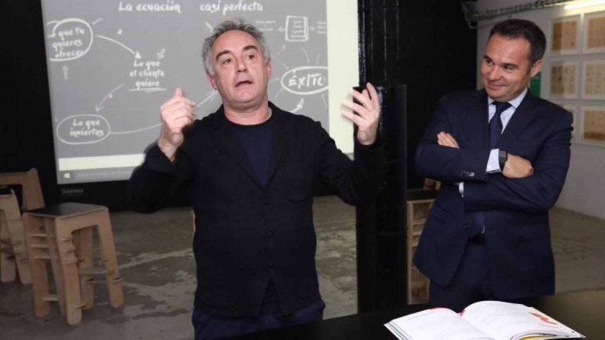 Ferran Adrià, izquierda, y Jordi Nicolau presentan Mise en place.-RICARD CUGAT