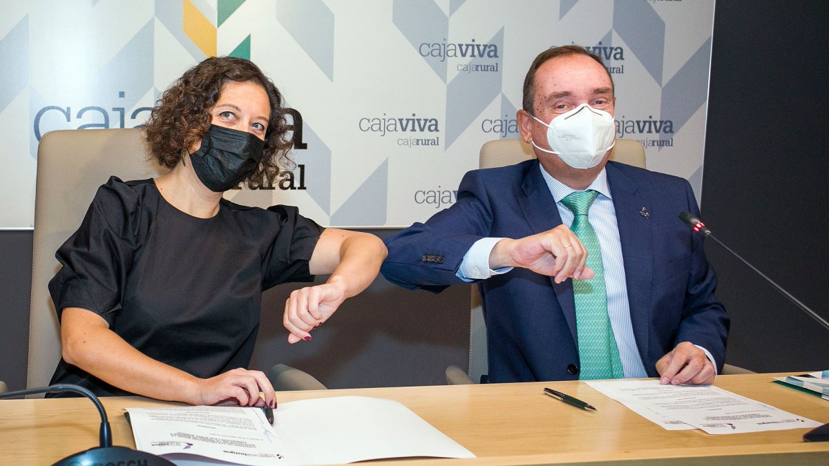 Rosalía Santaolalla y Ramón Sobremonte, tras sellar el convenio. TOMÁS ALONSO