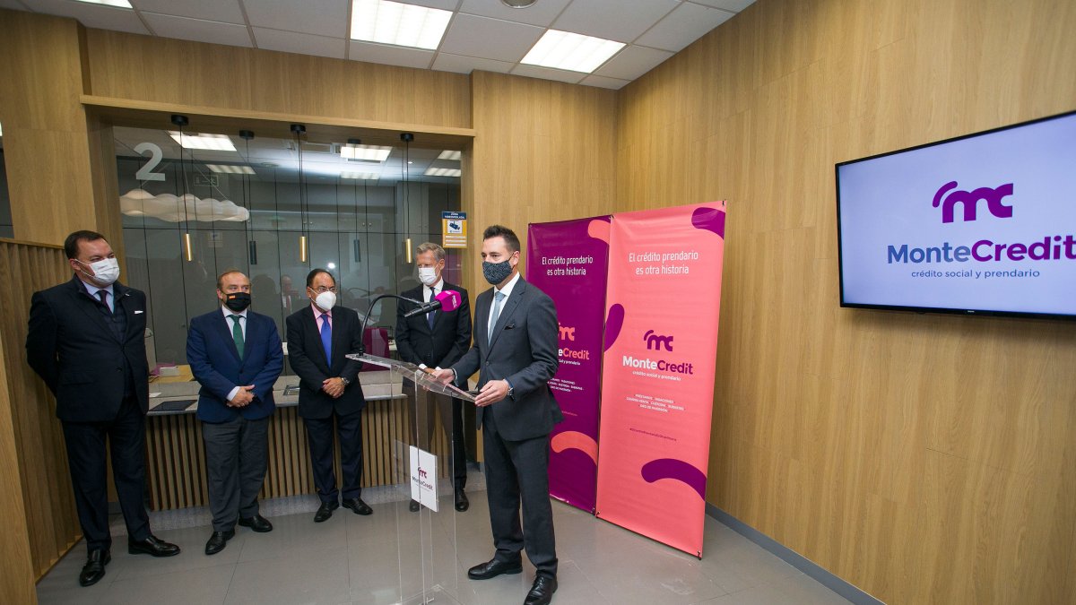 Inauguración de la oficina de MonteCredit en la Plaza San Bruno. TOMÁS ALONSO