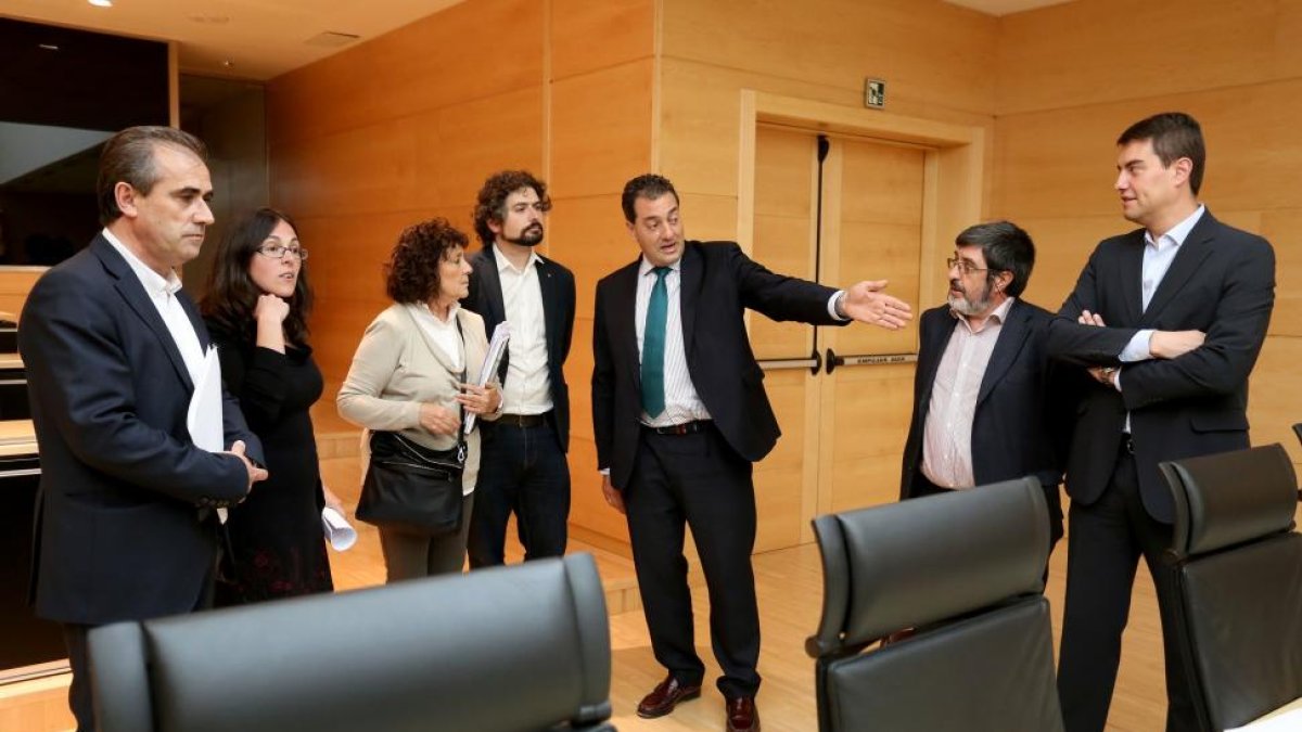 Reunión de la Comisión de Investigación sobre el Hospital de Burgos. De izquierda a derecha, Luis Briones (PSOE), Laura Domínguez (Podemos), Mercedes Martín (PSOE), José Sarrión (IU), Salvador Cruz (PP), Manuel Mitadiel (Ciudadanos) y Ángel Mariano Ibáñez-ICAL