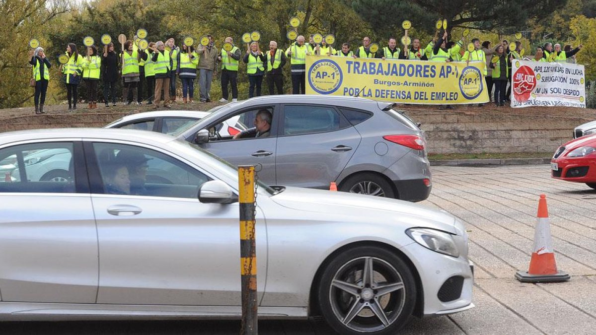 Huelga de trabajadores de Europistas en el peaje de Castañares el pasado viernes.-ISRAEL L. MURILLO