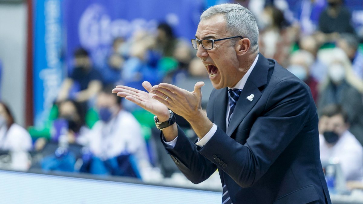 Olmos corrige a sus jugadores durante un partido. SANTI OTERO