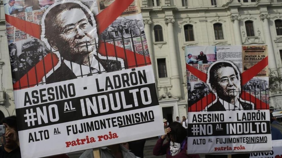 Manifestantes protestan en Lima la decisión del presidente Pedro Pablo Kuczynski de indultar al exmandatario Alberto Fujimori.-AP / MARTÍN MEJÍA