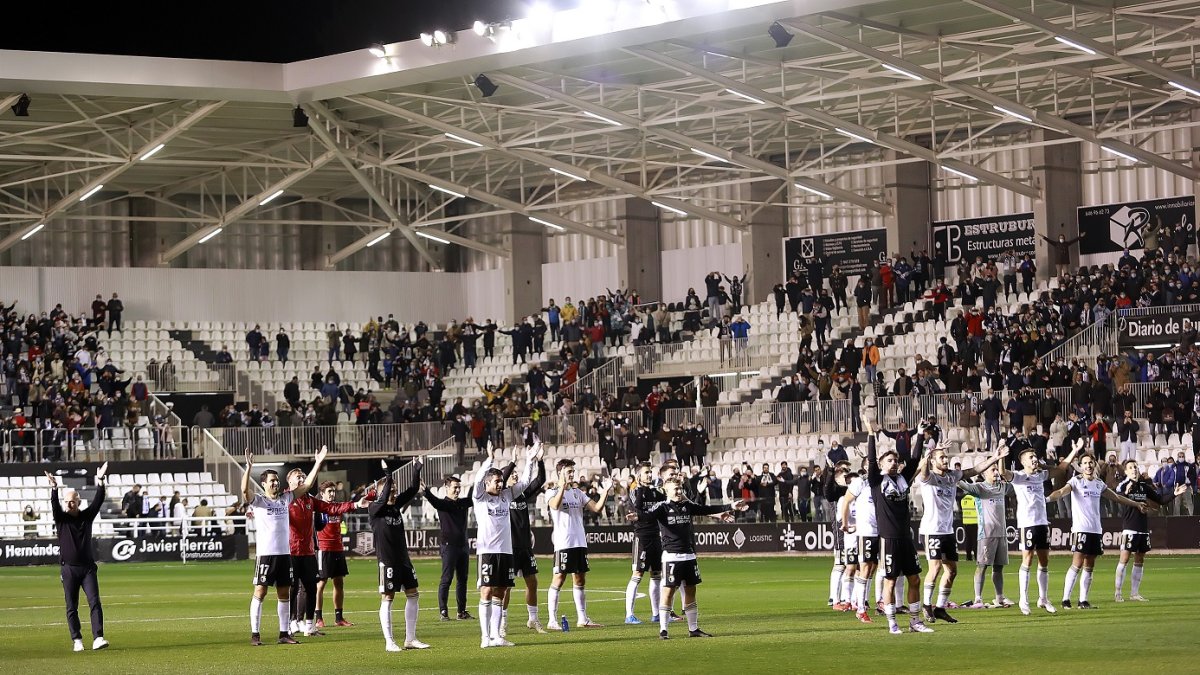 Los jugadores del Burgos saludan a la afición. TOMÁS ALONSO